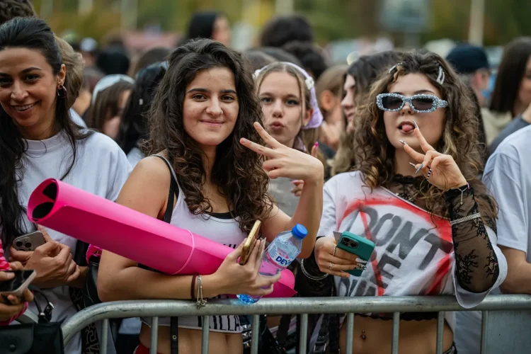 Crowd-2956