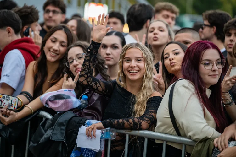 Crowd-2963