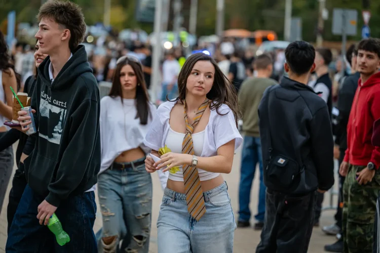 Crowd-2976