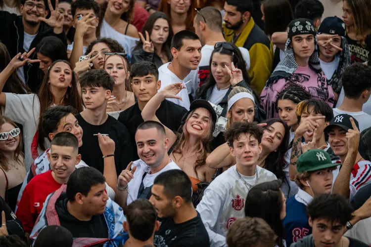 Crowd-2992