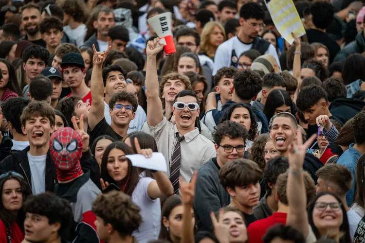 Crowd-2996