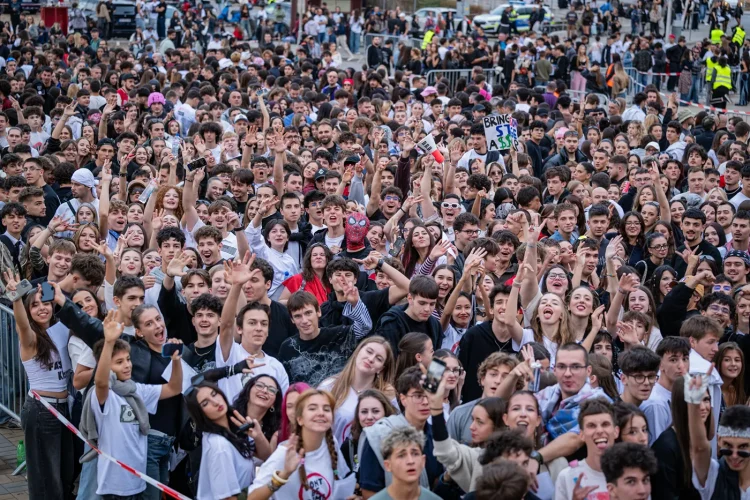 Crowd-3001
