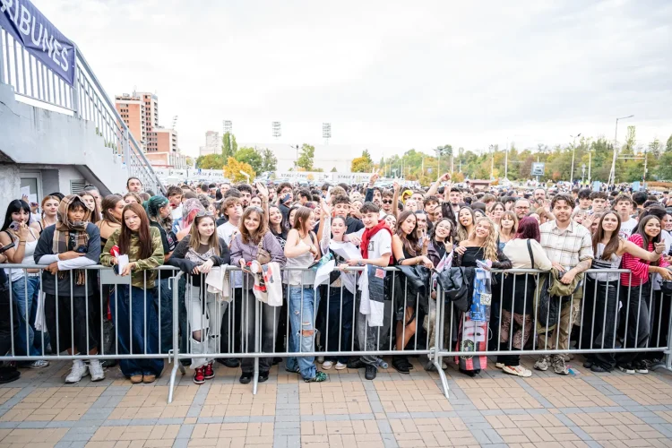 Crowd-9257