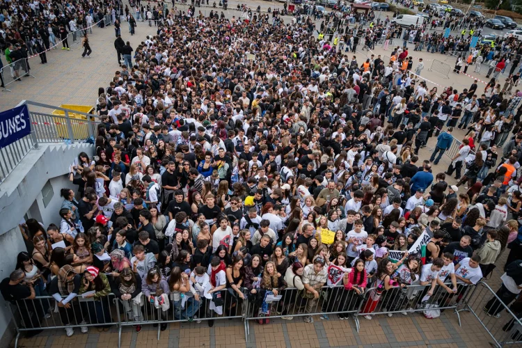 Crowd-9261