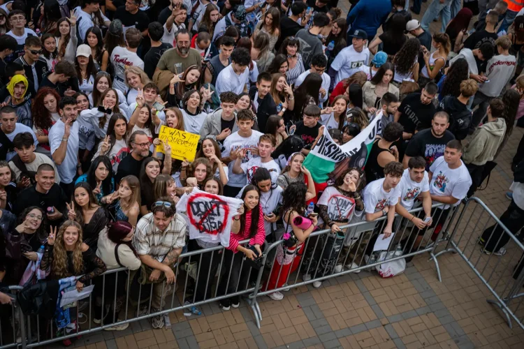 Crowd-9267