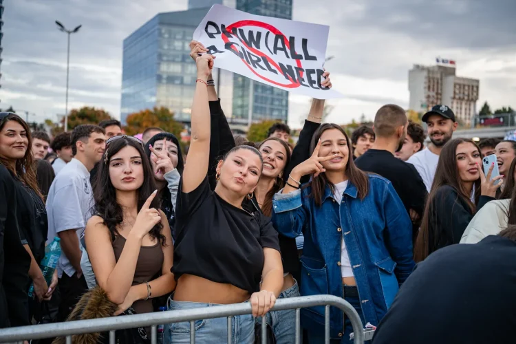 Crowd-9279