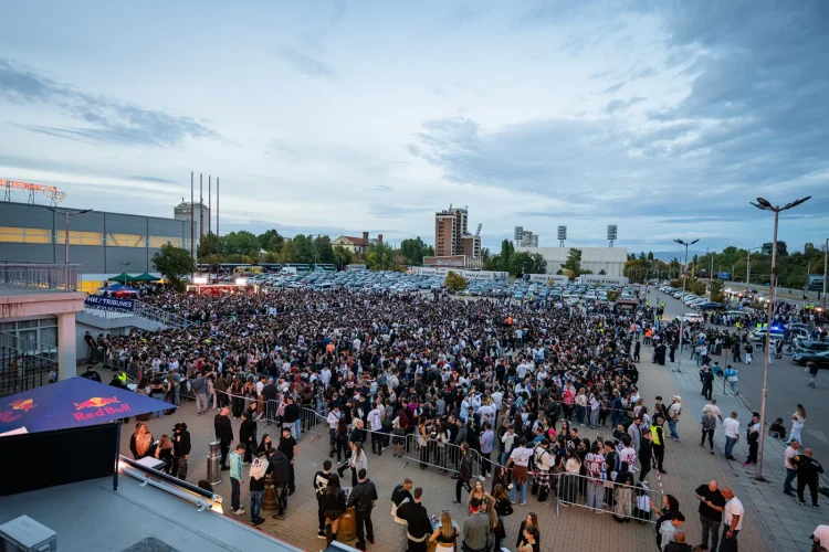 Crowd-9294