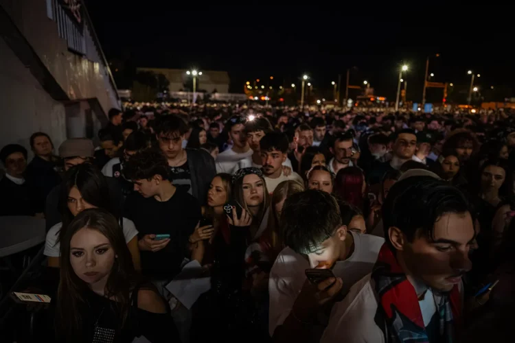 Crowd-9358