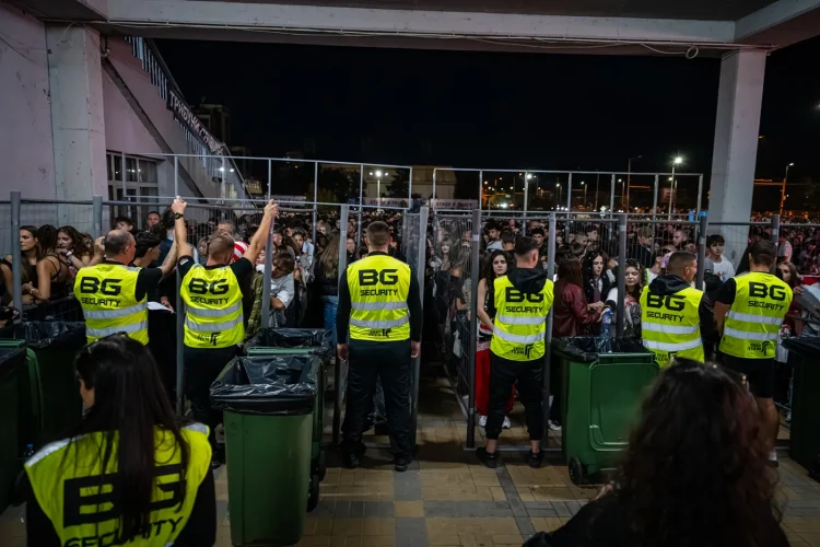 Crowd-9370