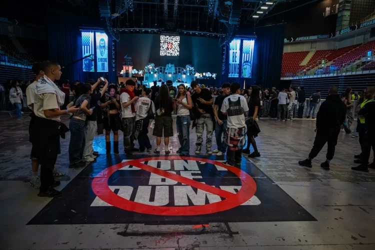 Crowd-9466