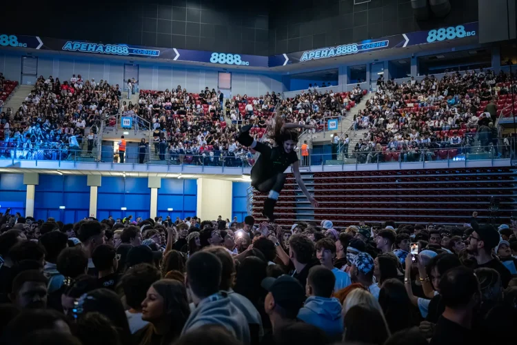 Crowd-9488